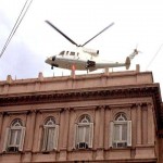 De La Rua es sacado de la casa rosada en helicoptero