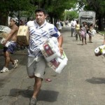 Residentes del barrio de la Ciudadela corren por las calles de Buenos Aires tras haber saqueado un supermercado, el 19 de diciembre de 2001