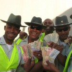 amets con dinero en mano posiblemente de multas