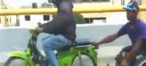cruzando el elevado de la 27 minusvalido silla de rueda motor casco inseguridad