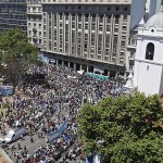 Fotos – Miles de Personas Despidieron a Nestor Kirchner en La Casa Rosada